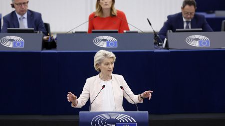 La presidente della Commissione europea Ursula von der Leyen si rivolge al Parlamento europeo mentre la presidente Roberta Metsola guarda, 18 luglio 2024