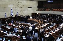 Képviselők az izraeli törvényhozás ülésén
