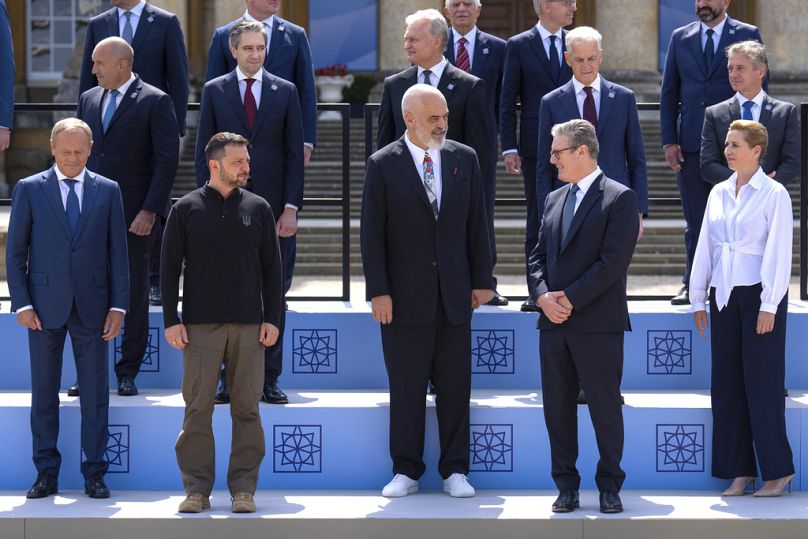 İngiltere Başbakanı Keir Starmer (ön sağdan ikinci), Blenheim Sarayı'ndaki Avrupa Siyasi Topluluğu Zirvesi sırasında Avrupalı ​​liderlerle toplu fotoğraf için poz verdi.