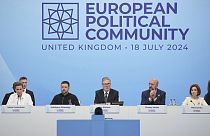 Anwesende am Gipfel der Europäischen Politischen Gemeinschaft in England.