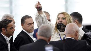 L'europarlamentare romena Diana Iovanovici-Sosoaca indossa una museruola sul viso nella plenaria giovedì del Parlamento europeo a Strasburgo (18 luglio 2024)