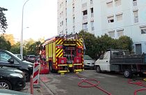 Tűzoltók a nizzai lakástűz helyszínén 