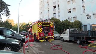 Tűzoltók a nizzai lakástűz helyszínén 