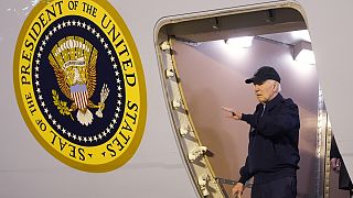 يلوح الرئيس جو بايدن وهو يسير على درجات طائرة الرئاسة في قاعدة دوفر الجوية في ديلاوير، الأربعاء 17 يوليو 2024.