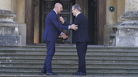 El presidente del Consejo Europeo, Charles Michel y el primer ministro Keir Starmer.