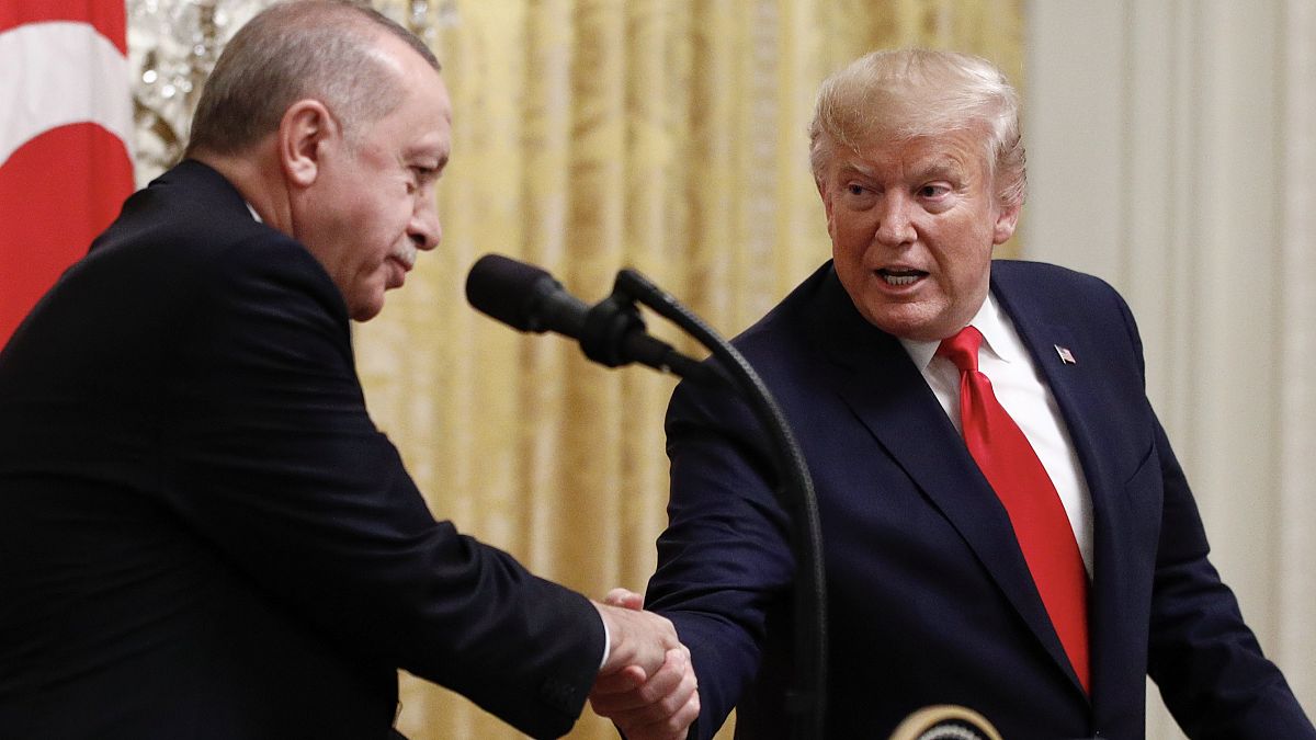 ABD Başkanı Donald Trump, Beyaz Saray'da düzenlenen basın toplantısında Cumhurbaşkanı Recep Tayyip'ın elini sıkıyor, 13 Kasım 2019