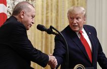 ABD Başkanı Donald Trump, Beyaz Saray'da düzenlenen basın toplantısında Cumhurbaşkanı Recep Tayyip'ın elini sıkıyor, 13 Kasım 2019