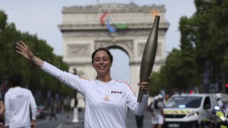 Az olimpiai fáklya a párizsi diadalív előtt
