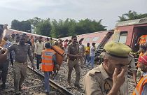 الشرطة وعمال الإنقاذ يصلون إلى موقع حادث قطار ركاب بالقرب من جوندا، على بعد 200 كيلومتر من لكناو، الهند، الخميس 18 يوليو 2024. 