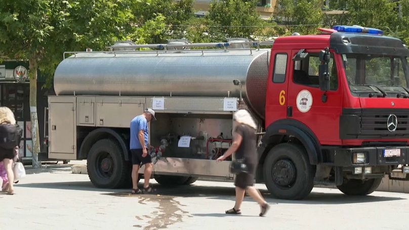 Erfrischung durch die Feuerwehr in Pristina im Kosovo