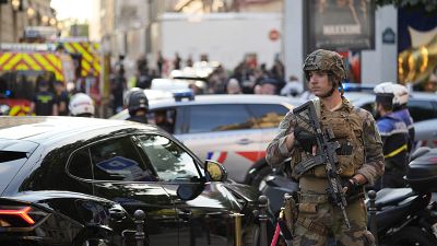 Un soldato è di guardia vicino agli Champs-Elysees dopo un accoltellamento a Parigi, 18 luglio 2024