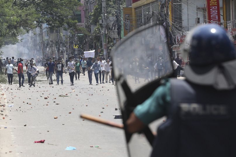 Dakka kentinde Perşembe günü kamuda kontenjana karşı düzenlenen protesto sırasında öğrenciler çevik kuvvet polisiyle çatıştı