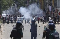 اشتباك الطلاب مع شرطة مكافحة الشغب خلال احتجاج على نظام الحصص في الوظائف الحكومية، في دكا، بنغلاديش (18 يوليو 2024)