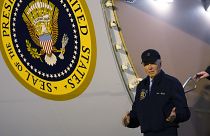 O Presidente Joe Biden faz uma pausa enquanto desce os degraus do Air Force One na Base Aérea de Dover, no Delaware, a 17 de julho de 2024