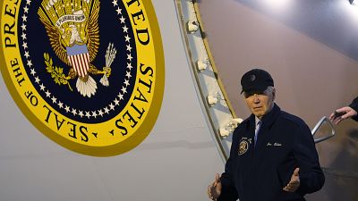 O Presidente Joe Biden faz uma pausa enquanto desce os degraus do Air Force One na Base Aérea de Dover, no Delaware, a 17 de julho de 2024