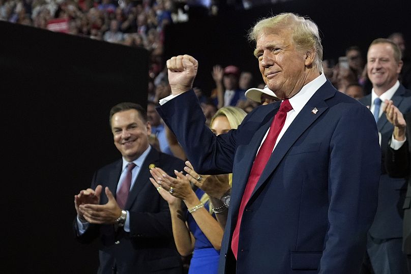 O candidato presidencial republicano Donald Trump chega para o último dia da Convenção Nacional Republicana em Milwaukee, 18 de julho de 2024