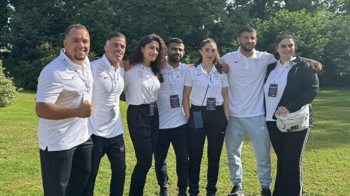 Una foto de IOC Media on X muestra la reunión del equipo olímpico de refugiados en Bayeux (https://x.com/iocmedia)