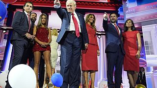 Donald Trump, J.D. Vance e le loro famiglie sul palco della convention repubblicana 