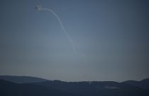 El sistema de defensa aérea israelí dispara para interceptar un ataque del Líbano, visto desde los Altos del Golán anexados por Israel, el 18 de julio de 2024.
