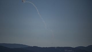 El sistema de defensa aérea israelí dispara para interceptar un ataque del Líbano, visto desde los Altos del Golán anexados por Israel, el 18 de julio de 2024.