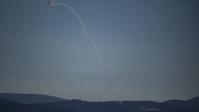 El sistema de defensa aérea israelí dispara para interceptar un ataque del Líbano, visto desde los Altos del Golán anexados por Israel, el 18 de julio de 2024.