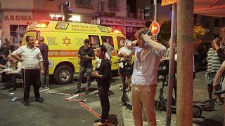 Alcune persone nel centro di Tel Aviv, in Israele, dopo che un drone ha ucciso una persona 
