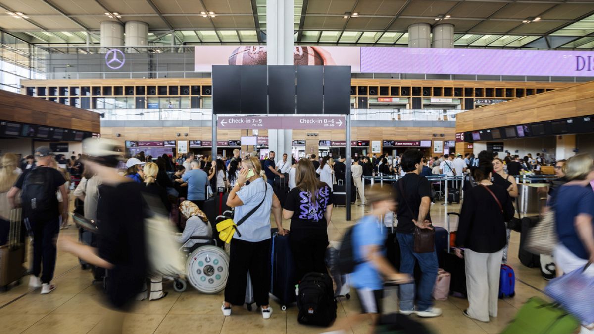 Viaggiatori in attesa nell'aeroporto Brandenburg a Schönefeld, in Germania 