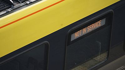 Comboio parado em Liverpool, Inglaterra, devido à falha informática da Microsoft