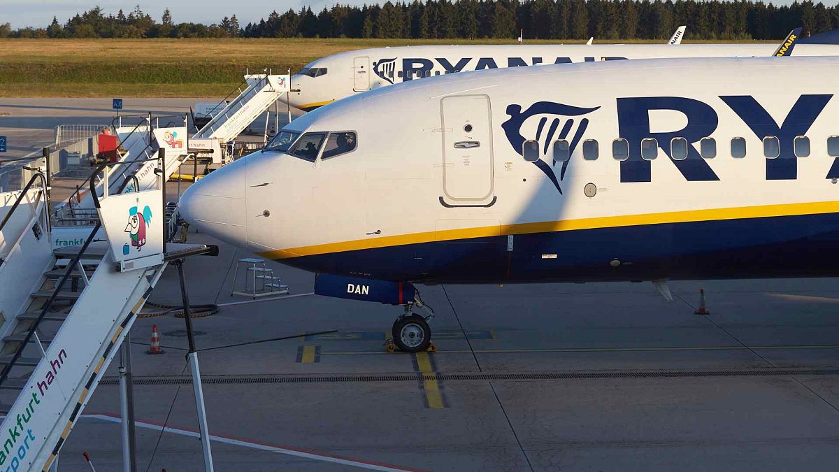 Gli aerei della compagnia aerea irlandese Ryanair si trovano sulla pista dell'aeroporto di Hahn, nella Germania occidentale, venerdì 10 agosto 2018.