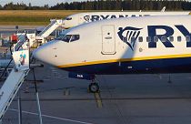 Aviones de la aerolínea irlandesa Ryanair permanecen en la pista del aeropuerto de Hahn, en el oeste de Alemania, el viernes 10 de agosto de 2018