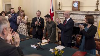 Volodymyr Zelensky au 10 Downing Street, à Londres, avec Keir Starmer, lors d'une réunion extraordinaire du Cabinet britannique, le vendredi 19 juillet 2024.