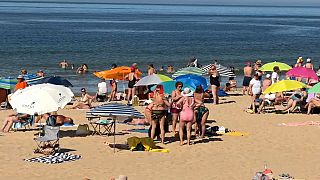 Portugueses fugiram para as praias para se refugiarem do calor