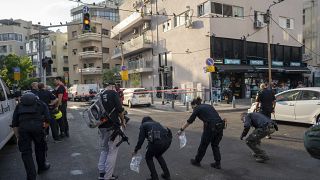 أفراد من الشرطة الإسرائيلية يحبثون في منطقة سقوط المسيرة يافا التي أطلقها الحوثيون على تل أبيب