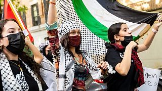 Bella Hadid egy 2021-es New York-i palesztinpárti tüntetésen