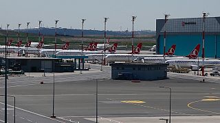Turkish Hava Yolları uçakları 19 Nisan 2020 Pazar günü İstanbul Havalimanı'nda park halindeyken.