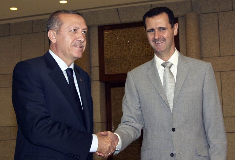 بشار الأسد يصافح أردوغان في قصر الشعب الرئاسي في دمشق، سوريا (11 أكتوبر 2010)