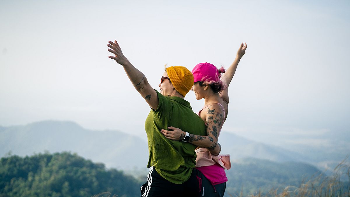 Dos personas en la cima de una montaña en Brasil