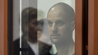 Wall Street Journal muhabiri Evan Gershkovich, Yekaterinburg'daki bir mahkeme salonunda cam bir kafesin içinde kararı dinliyor, 19 Temmuz 2024, DOSYA