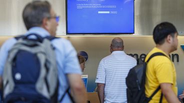مسافرون في مطار فيلاديلفيا بعد الخلل الذي أصاب أنظمة مايكروسوفت. بتاريخ 19.07.2024