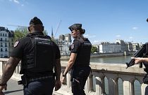 Rendőrök járőröznek egy párizsi hídon 
