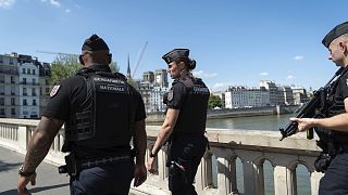 Rendőrök járőröznek egy párizsi hídon 