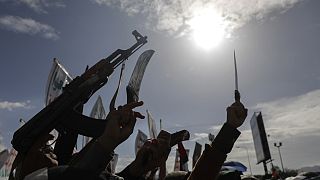 أنصار الحوثي يرددون شعارات خلال مسيرة ضد الضربات التي تقودها الولايات المتحدة ضد اليمن ودعمًا للفلسطينيين في قطاع غزة، في صنعاء، اليمن، الجمعة، 10 مايو، 2024. 