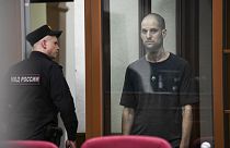 يستمع مراسل وول ستريت جورنال إيفان غيرشكوفيتش إلى الحكم في قفص زجاجي بقاعة المحكمة داخل مبنى "قصر العدل" في يكاترينبرج، روسيا، يوم الجمعة 19 يوليو 2024. 