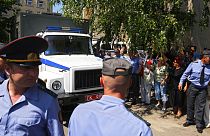 ARCHIVO - Agentes de policía frente al edificio de los tribunales en la ciudad de Grodno, Bielorrusia, martes 14 de junio de 2011. 