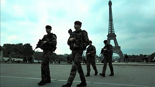 ماموران امنیتی فرانسه هنگام گشت‌زدن در نزدیکی برج ایفل در پاریس