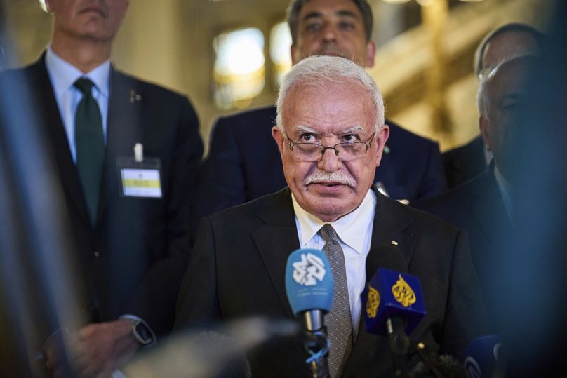 Riad Malki, conselheiro palestiniano para a política externa, fala à comunicação social no Tribunal Internacional de Justiça, ou Tribunal Mundial, em Haia, Países Baixos,