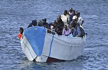 مهاجرون يصلون على متن قارب صغير إلى ميناء لا ريستينجا في جزيرة إل هييرو الكناري يوم الأحد 4 فبراير 2024.