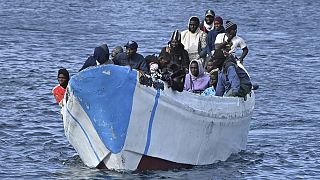مهاجرون يصلون على متن قارب صغير إلى ميناء لا ريستينجا في جزيرة إل هييرو الكناري يوم الأحد 4 فبراير 2024.