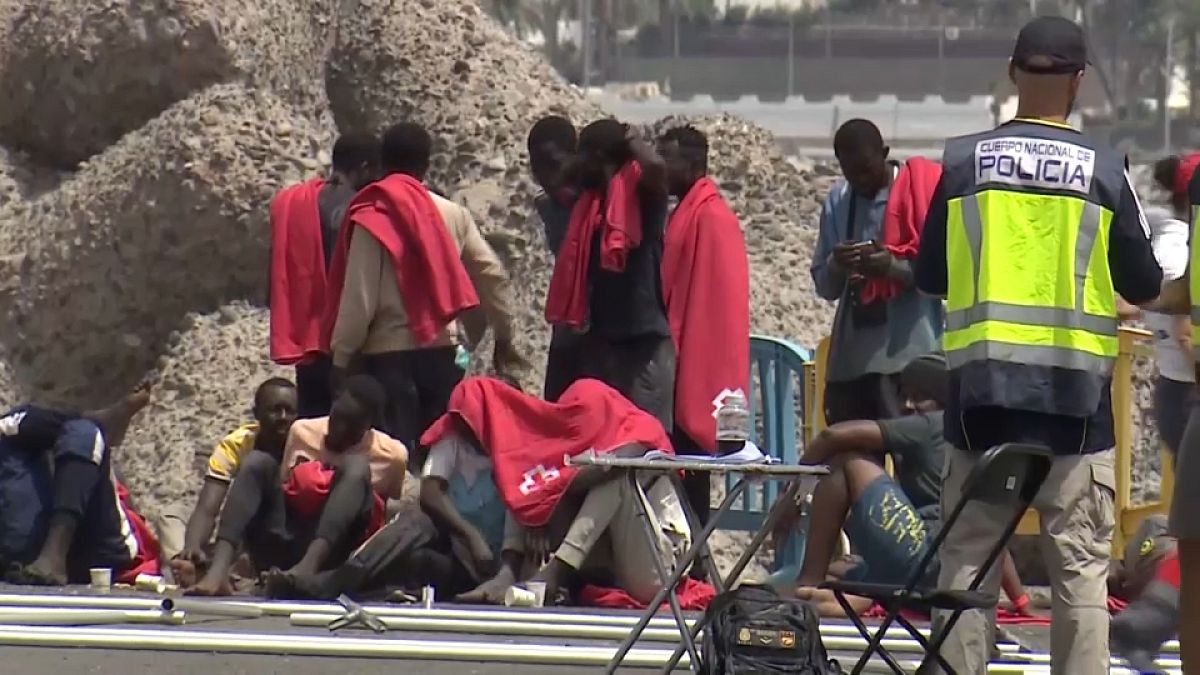 Migranti al porto di Arguineguín dopo essere arrivati a Gran Canaria in barca, 19 luglio 2024