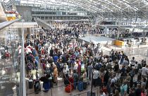 Viajantes aguardam no Terminal 1 para efetuar o check-in no aeroporto de Hamburgo, depois de uma falha informática ter provocado o caos nas viagens, 19 de julho de 2024